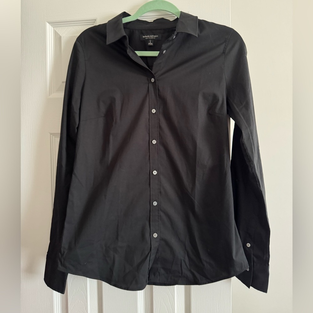 Banana Republic Women’s Fitted Black Button-up Shirt